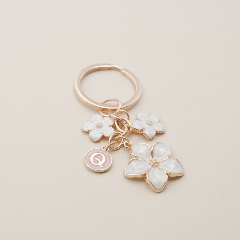 Porte-clés à breloques florales avec initiale personnalisée