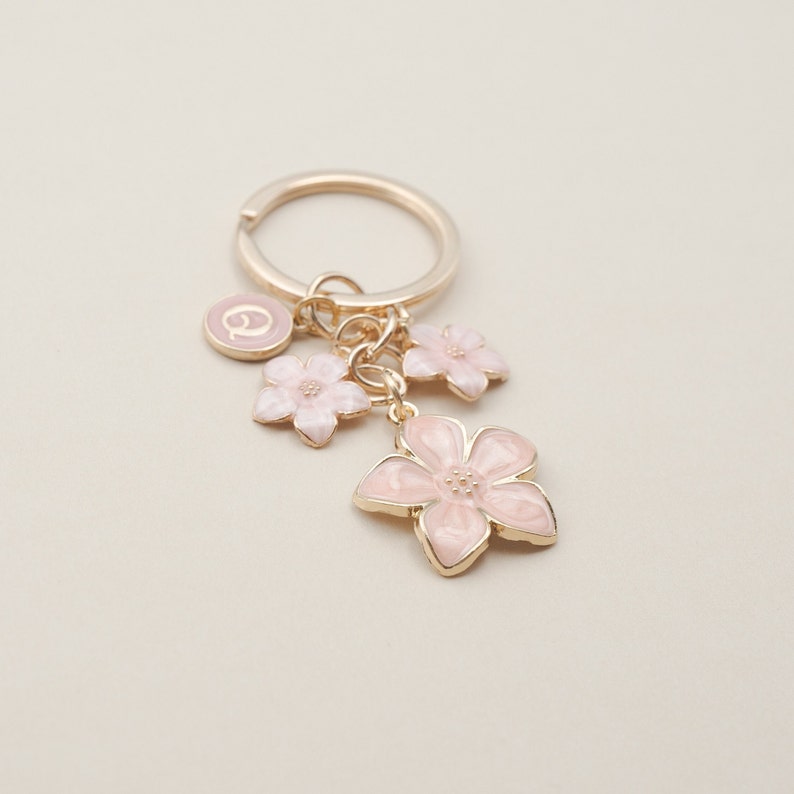 Porte-clés à breloques florales avec initiale personnalisée